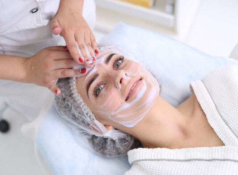 Chemický povrchový peeling s novou generáciou ovocných Bio AHA kyselín pre omladenie a revitalizáciu.