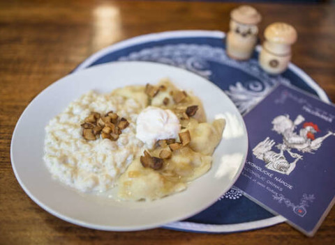 Bryndzové halušky a bryndzové pirohy so slaninkou - MIX tanier pre jedného alebo pre dvoch.