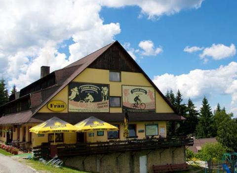 Zimná dovolenka v samotnom centre lyžiarskeho areálu Kasárne. Víkendový pobyt v Kysuckých Beskydách s ubytovaním v horskom hoteli Fran. 