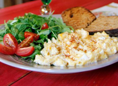 Bez raňajok ani krok! Naštartujte deň praženicou a voňavým čajom či kávou a jedlom šampiónov - praženicou v Raňajkárni Rozprávka. 