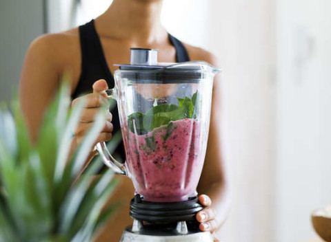 Pomôcky do kuchyne – smoothie mixér, mixér alebo strúhač.