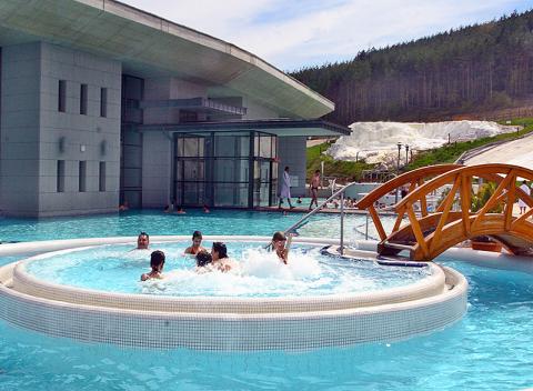 Vyrazte za pohodou, wellness zážitkami a úžasnou regeneráciou do maďarských termálov Egerszalók. Pobyt s raňajkami v apartmáne pri kúpeľoch.