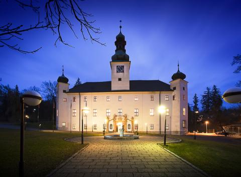 Spoznajte krajinu plnú tajomstiev a zaujímavých príbehov na západe Moravy. Pobyt v Zámockom hoteli Třešť *** s raňajkami a wellness.