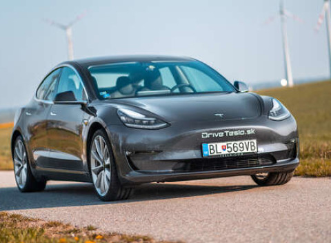 Zažite dychberúce zrýchlenie a technológiu 21. storočia s unikátnou Teslou Model 3.