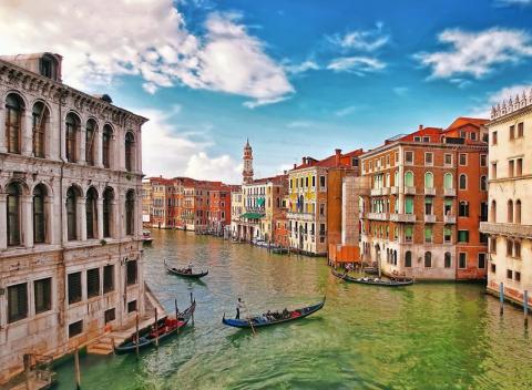 Vydajte sa za pohodou a poznaním do čarovného Talianska. Pobyt v Marghere na predmestí Benátok v útulnom hoteli Villa Adele s raňajkami.