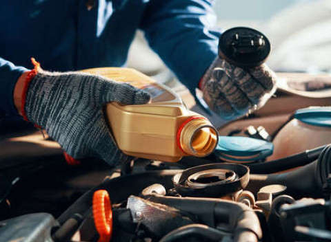 Výmena oleja, olejového filtra + vzduchového filtra s materiálom a servisná prehliadka.