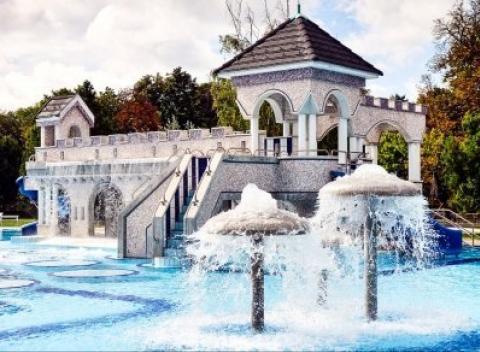 Hotel Korona**** s 200 ročnou vínnou pivnicou ponúka nezabudnuteľnú kúpeľnú dovolenku priamo v Egeri s neobmedzeným wellness a polpenziou.