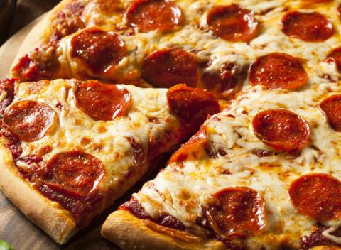 Pizza podľa vlastného výberu 1 + 1 zdarma. Roztekajúci sa syr, chrumkavá kôrka potretá cesnakom a tá vôňa. Mňaam...Talianska špecialita. 