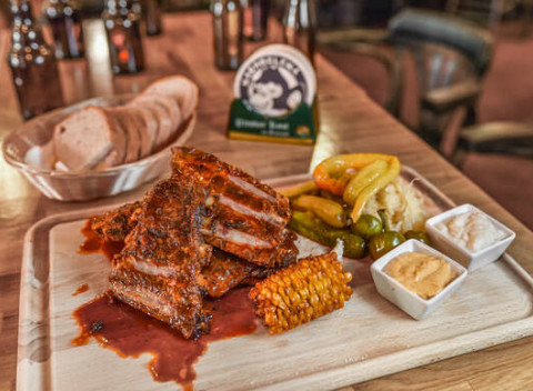 Marinované grilované BBQ rebierka alebo kombo s kilom chilli kuracích krídelok v Pivárničke.