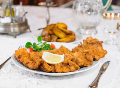 Klasika v klasike. Bravčový rezeň alebo kilo rezňov s prílohou. Pochutnajte si na dobrom mäsku v štýlovej reštaurácii Štefánka v Bratislave.