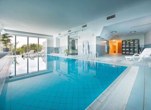 Kráľovsky rozprávková dovolenka v zámockom hoteli Maxmilian**** s anglickým parkom a labyrintom, wellness, polpenziou a welcome drinkom.