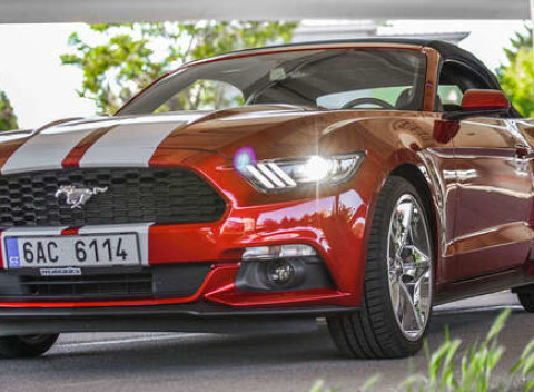Splňte si sen o jazde na legende. Nezabudnuteľná jazda na prenajatom Mustangu Cabrio.
