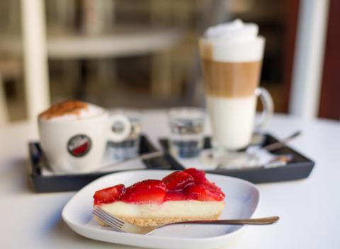 Doprajte si chvíľku oddychu a oslaďte si deň skvelým jahodovým cheesecakom s kávou alebo varené vínko v Cafe Barcelona.  
