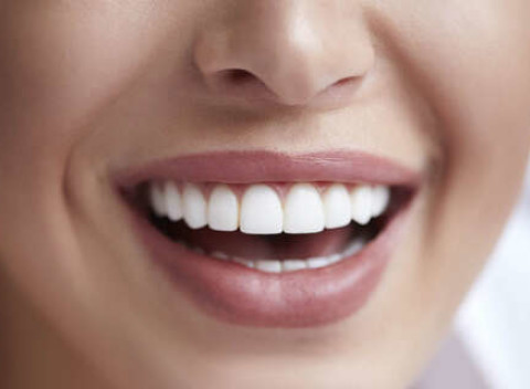 Krásny a biely úsmev dokáže všetkých očariť! Bielenie zubov esenciou z prírodných látok.
