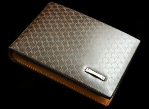 Moderná kožená peňaženka pre mužov s originálnym dizajnom a elegantným vzorom. Páni, uschovávajte a noste vaše peniaze štýlovo!