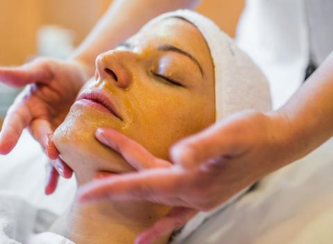 Hydratačné ošetrenie pre všetky typy pleti alebo korekčné ošetrenie pre problematickú a mastnú pleť profesionálnou kozmetikou v Beauty Zone.