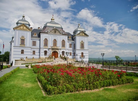 Príďte si oddýchnuť a vychutnať kráľovské služby zámockého hotela Castle Hotel Galicia Nueva Halič.