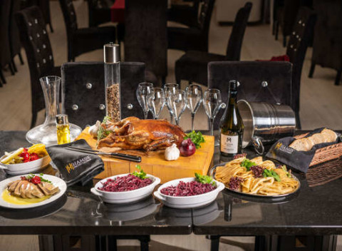 Zážitkové večerné husacie menu pre 6 - 8 osôb so živou hudbou v Hamsik Prosecco Bar & Restaurant.