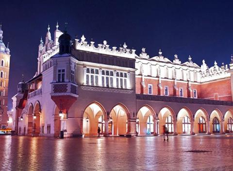 Spríjemnite si voľné dni návštevou obľúbeného poľského mesta Krakov. Pobyt v elegantnom 5* Crown Piast Hotel & Park s wellness a raňajkami.