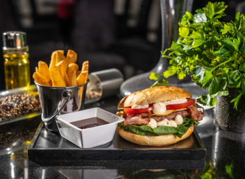 Prasiatko Burger z kvalitných a čerstvých surovín v Grand Mothers Slovak Pub.