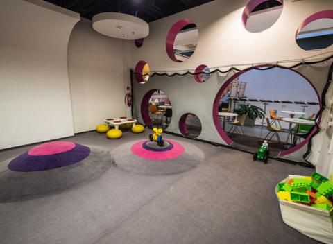 Všetko pre úsmev vašich najmenších na jednom mieste. Detské centrum RETRO Kids na ploche viac ako 500 m² so zábavnými atrakciami pre deti.  