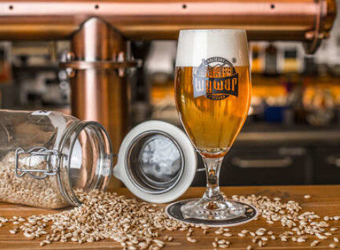 Prehliadka pivovaru WYWAR, grilované rebrá, ležiak a krígeľ na pamiatku.