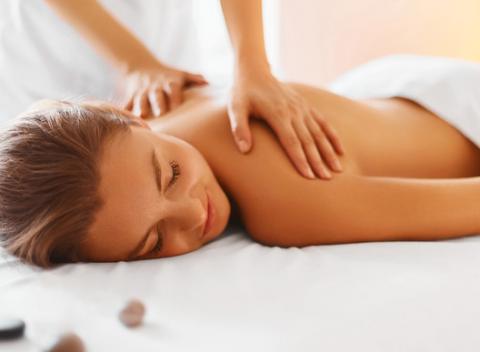 Masáž chrbta alebo masáž s hrejivým zábalom. Zverte sa do rúk odborníčky a doprajte vášmu telu uvoľnenie a zbavte ho bolesti. 