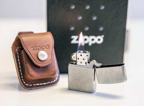 Legendárny zapaľovač Zippo aj v darčekovom balení. Zippo je vždy na správnom mieste, pripravený, honosný a spoľahlivý spoločník. 