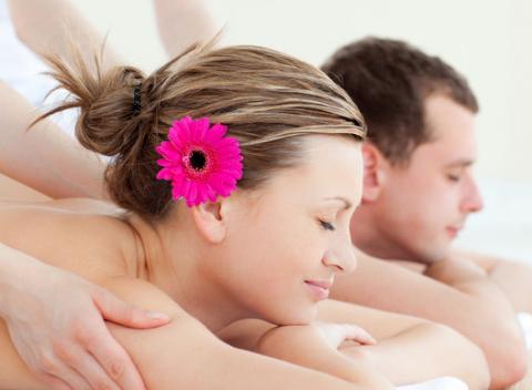 Párová masáž pre dvoch ľudí súčasne alebo masáž pre 1 osobu. Spravte si chvíľku pre seba a ponorte sa do oázy oddychu a pokoja.