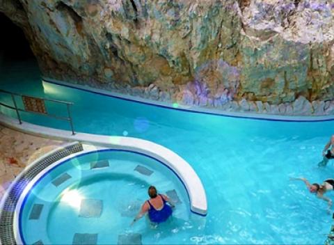 Dovolenka plná oddychu v obľúbenom maďarskom meste Miskolc Tapolca. Pobyt v 3* hoteli Fortuna so vstupom do jaskynných kúpeľov a wellness.