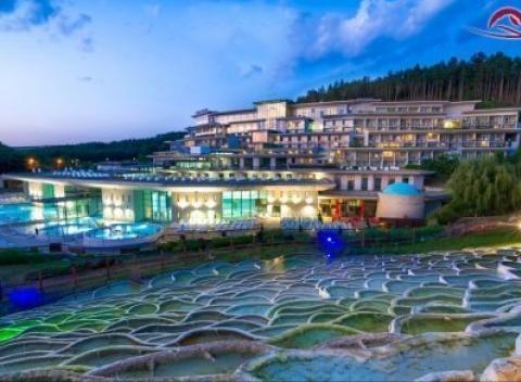 Na pobyt v luxusnom Saliris Resort-Spa & Conference Hoteli**** určite nezabudnete. Nechajte sa rozmaznávať v termálnych kúpeľoch.