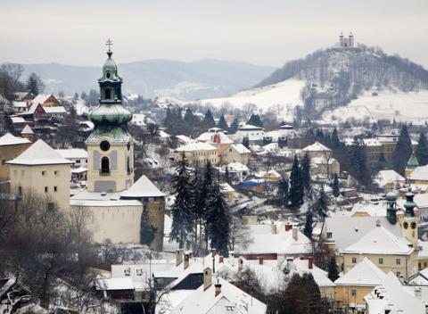 Prežite nádhernú jesennú dovolenku v centre historickej Banskej Štiavnice s polpenziou a fľašou dobrého vínka pre 2 v penzióne na Trojici. 