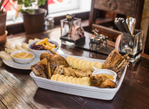 Pečená kačica s prílohami a domáci slepačí vývar v reštaurácii Kozia brána.