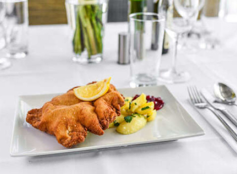 Bratislavský rezeň s petržlenovými zemiakmi na masle bez rezervácie, prípadne s možnosťou take away.