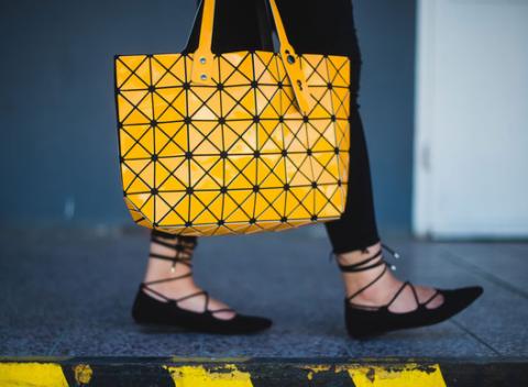 Vykročte do mesta s najštýlovejším doplnkom tejto sezóny. Lesklé kabelky Lockme, ktoré si zamilujete do posledného trojuholníčka.