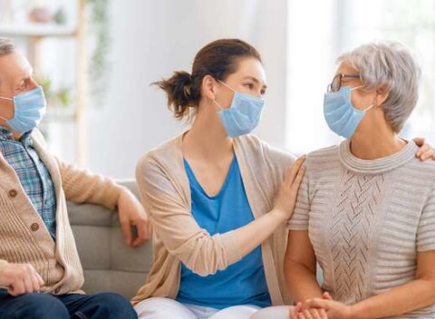 Balenie jednorázových čiernych alebo modrých rúšok. Rúško je vyrobené z 3 vrstiev ochrany.