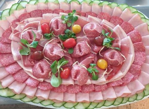 Obložené mäsové misy – ideálne pre vaše oslavy doma či v práci.