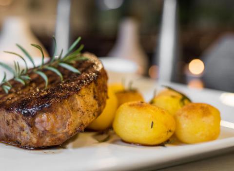 Americký iron steak, slovenské opekané zemiačky na rozmaríne a taliansky dezert panna cotta. Výnimočné špeciality svetovej kuchyne.