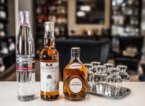 Fľaša škótskej whisky Lauder’s a Lochinver alebo Kalashnikov Original Vodka. Nielen na špeciálne príležitosti, ale aj pre fajnové jazýčky.