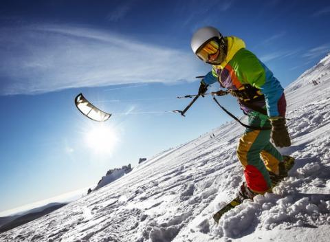 Užívajte si zimu plnými dúškami – kurz kitingu pre začiatočníkov. Zaži zábavu plnú adrenalínu s kiteom celý rok na vode alebo na snehu!