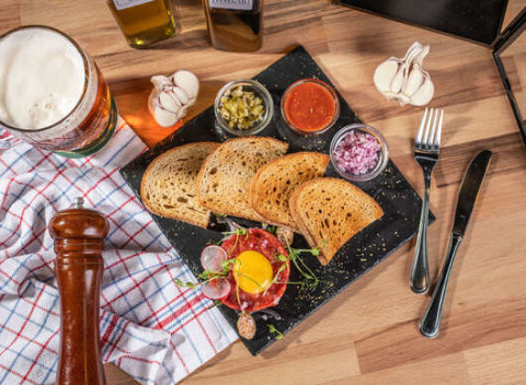 Smíchovský tatarák 150g alebo 300g s hriankami a pivo podľa vlastného výberu.