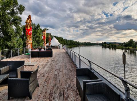 Naloďte sa na zrenovovanú loď Rohan Boat Prague na brehu Vltavy a nechajte sa uniesť na vlne romantiky. Pobyt pre 2 s wellness či večerou. 