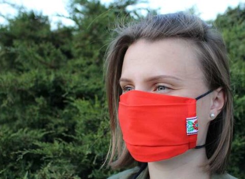 Dvojvrstvové bavlnené rúška – farebné alebo s ľudovým motívom.