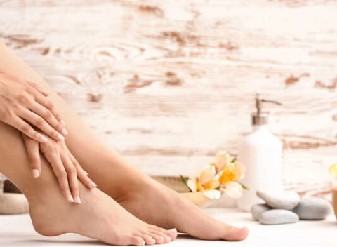 Pedikúra s peelingom, hrejivým zábalom, parafínom alebo aplikácia šetrného CND Shellac v salóne Mona.