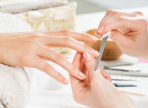 Podporte rast vašich nechtov a nechajte si spraviť zábal s vyživujúcou maskou či japonskú manikúru pre vysoký lesk vašich nechtov.