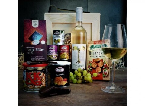 Darčeková debna s bielym vínom Traminer Vineco pre poriadnych chlapov.