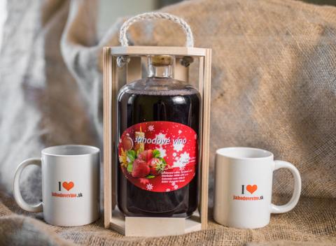 Jahodové víno, malinové, bazové či ostružinové - 1,5 l v peknej drevenej krabici a s dvoma hrnčekmi. Ideálny spoločník na zimné večery. 