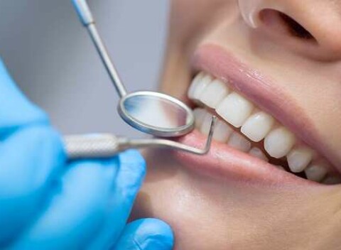 Nebojte sa usmievať na svet a ľudí. Dentálna hygiena alebo nová korunka.