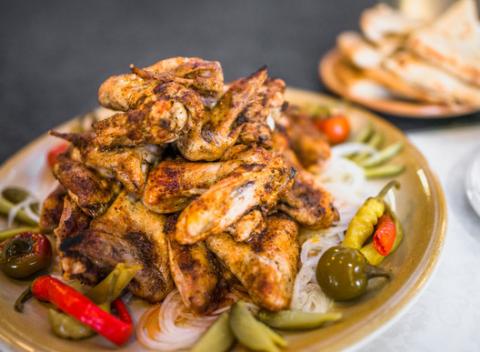 2 kg grilovaných kuracích krídiel, dressing, zelenina  a na zahryznutie chlieb alebo posúch. Môžete si na nich pochutnať už dnes. 