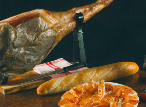 Sada 5-kilovej šunky so stojanom a nožom + klobása alebo paella.